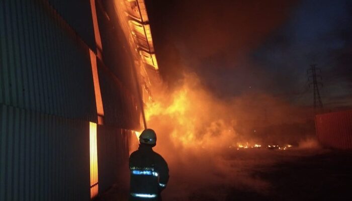 Pabrik Benang di Pasar Kemis Tangerang Ludes Terbakar, 17 Unit Mobil Damkar Dikerahkan