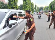 Berkah Ramadhan, Kejaksaan Negeri Karawang Berbagi Takjil ke Pengendara Melintas