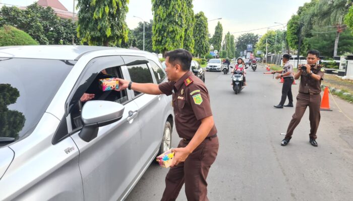 Berkah Ramadhan, Kejaksaan Negeri Karawang Berbagi Takjil ke Pengendara Melintas