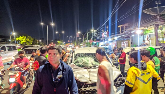 Breaking News! Sebuah Mini Bus Hantam Truk Tanah Hingga Ringsek di Jakarta Timur