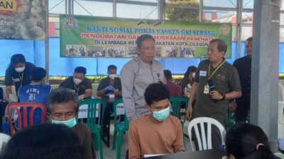Kepala Lembaga Pemasyarakatan Kelas II A Cilegon, Enjat Lukmanul Hakim, didampingi Ketua Pokja Yankes GKI Serang, Errol JC Wehantouw, menyaksikan proses kegiatan pengobatan dan pemeriksaan kesehatan gratis yang dilaksanakan oleh Pokja Yankes GKI Serang. (Foto : Yusvin M Karuyan)