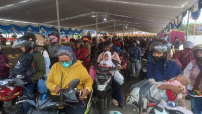 Pemudik menggunakan sepeda motor yang hendak menuju Pulau Sumatera saat memadati Pelabuhan Ciwandan, Kota Cilegon, pada Rabu (19/4/2023) lalu sejak pukul 08.00 hingga 22.00 WIB, pemudik terus berdatangan ke pelabuhan. (Foto : Daeng Yusvin)