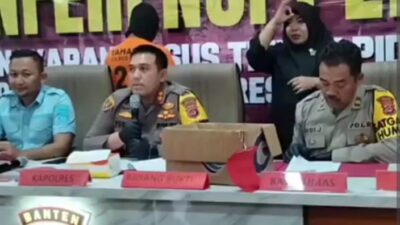 Kapolres Serang AKBP Yudha Satria saat konferensi Pers kasus penemuan bayi bibir sumbing yang sengaja dibuang oleh ayah kandungnya, di wilayah Pontang, Kabupaten Serang. (Foto : Daeng Yusvin)
