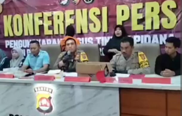 Kapolres Serang AKBP Yudha Satria saat konferensi Pers kasus penemuan bayi bibir sumbing yang sengaja dibuang oleh ayah kandungnya, di wilayah Pontang, Kabupaten Serang. (Foto : Daeng Yusvin)