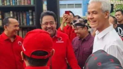 Ganjar Pranowo saat berkunjung ke Museum Multatuli di Kabupaten Lebak, Sabtu 29 April 2023, didampingi Rano Karno dan Ketua DPD PDI Perjuangan Banten, Ade Sumardi . (Daeng Yusvin)
