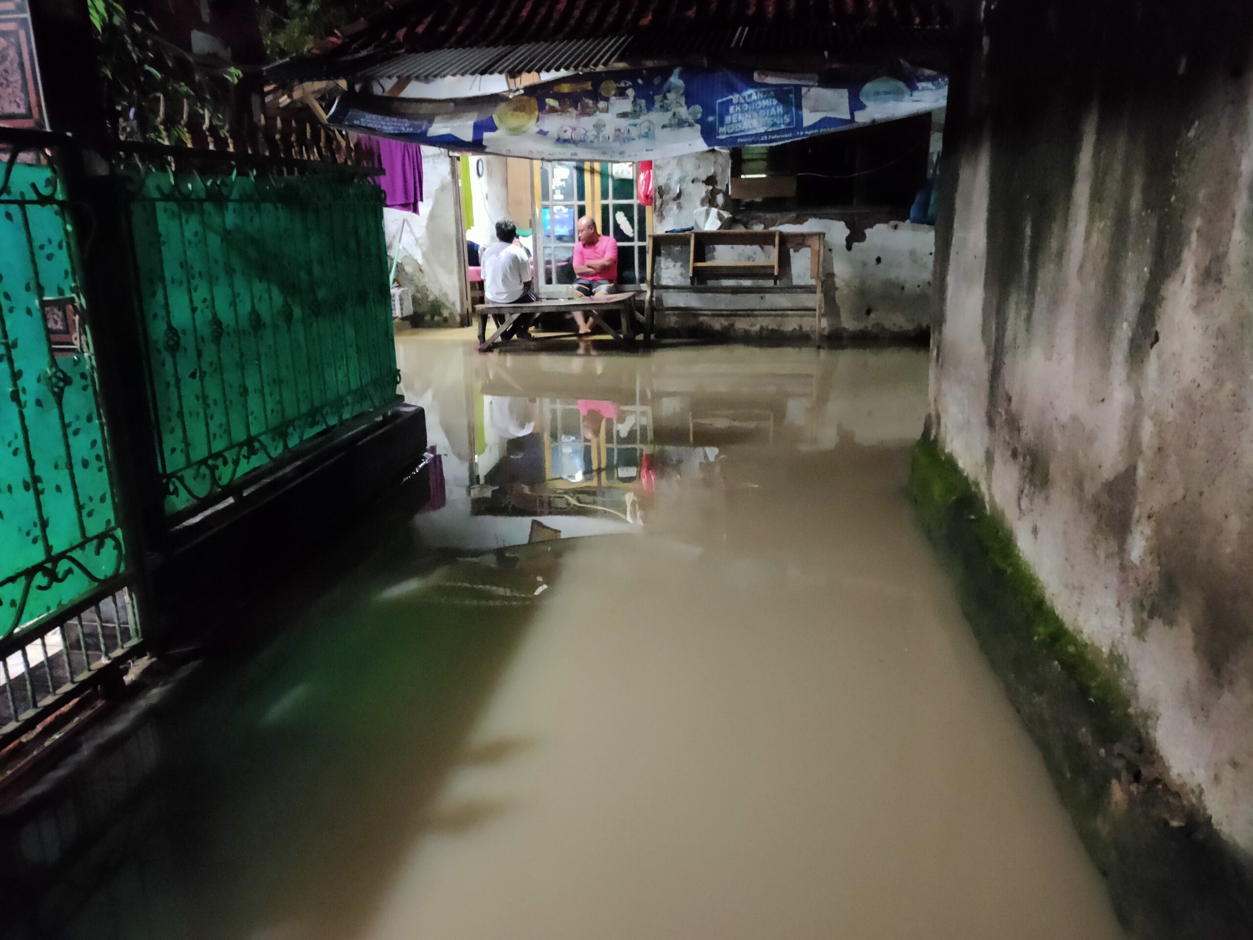 Kondisi di bulan Ramadhan banjir kembali menggenangi warga Kecamatan Cikarang Utara, Kabupaten Bekasi