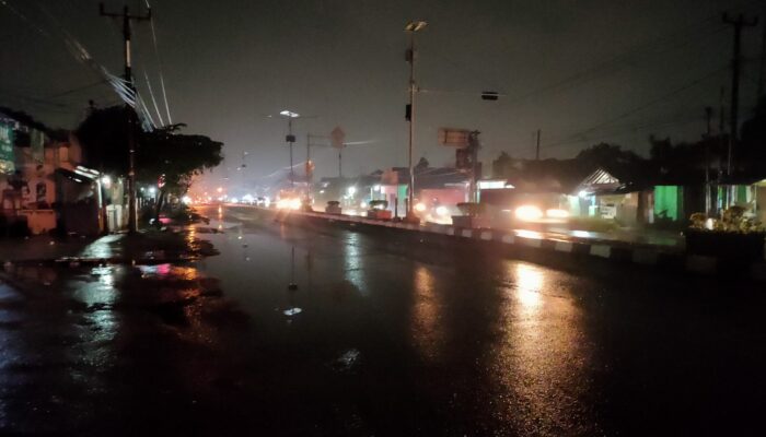 Hujan Deras Jelang Sahur, Pemudik Was-was Jalan Pantura Karawang Gelap