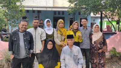 Watmo Widjojo ST (Mogal) mengabadikan momentum Idul Fitri 1444 H berkumpul bersama ke tujuh anaknya dengan berfoto bersama, (foto: Abdul Kholilulloh) Sabtu 22 April 2023.