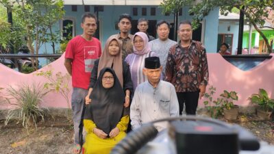 Watmo Widjojo ST (Mogal) mengabadikan momentum Idul Fitri 1444 H berkumpul bersama menantu dengan berfoto bersama, (foto: Abdul Kholilulloh) Sabtu 22 April 2023.