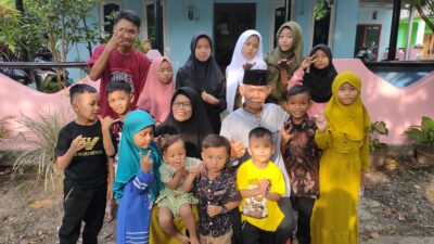 Watmo Widjojo ST (Mogal) didampingi istri Siti Khodijah mengabadikan momentum Idul Fitri 1444 H berkumpul bersama cucunya dengan berfoto bersama, (foto: Abdul Kholilulloh) Sabtu 22 April 2023.