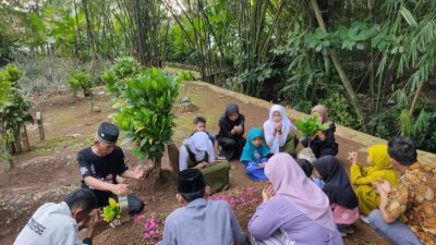 Tradisi berziarah kepada almarhum orang tua (Kamisah binti Sawipah) dan leluhur kerap dilakukan saat momentum berkumpul di hari raya Idul Fitri, (foto: Abdul Kholilulloh) , Sabtu 22 April 2023.