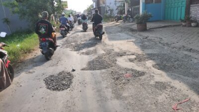 Kondisi jalan dari Desa Pilangbango, Menuju arah Kemantran, Kecamatan Kramat, Kabupaten Tegal banyak titik lubang dampak aspal buruk, Selasa 25 April 2023 (foto: Abdul Kholilulloh)