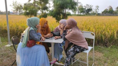 Reuni SDN Kesadikan 01, memilih tempat di cafe Galdina Ngopi diwilayah Desa Bongkok, Kecamatan Kramat, Kabupaten Tegal, selain pemandangan sawah dan suasana asri pedesaan (foto: Abdul Kholilulloh)