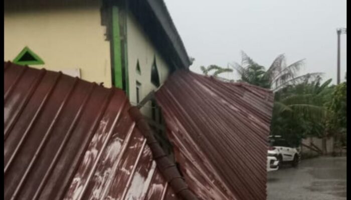 Angin Puting Beliung Menghantam 3 Kecamatan di Kabupaten Bekasi, Satu Masjid dan Puluhan Rumah Terdampak