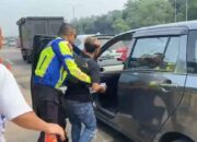 Kasat Lantas Polres Karawang Berikan Pelayanan Prima, Bantu Pemudik Yang Alami Kejang-Kejang