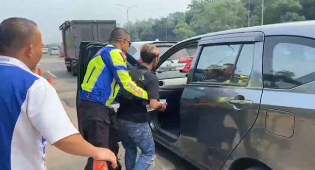 Kasat Lantas Polres Karawang Berikan Pertolongan Pertama Bagi Pemudik Yang Alami Kejang. (Foto: Sumber Kasat Lantas Karawang)
