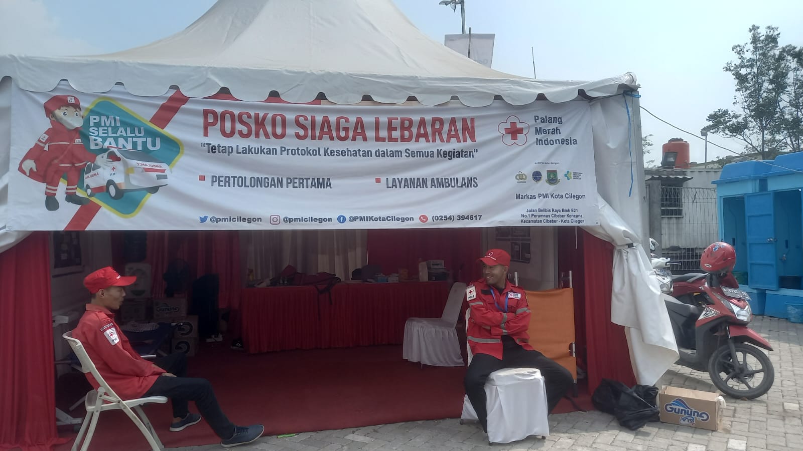 Posko Siaga Lebaran PMI Kota Cilegon yang siaga penuh selama 24 jam guna memberikan pelayanan dan pengobatan secara gratis kepada pemudik Lebaran Idul Fitri 1444 Hijriah yang akan melakukan penyeberangan di Pelabuhan Ciwandan, Kota Cilegon, sejak Selasa 19 April 2023 hingga Rabu 26 April 2023. (Foto: Daeng Yusvin)