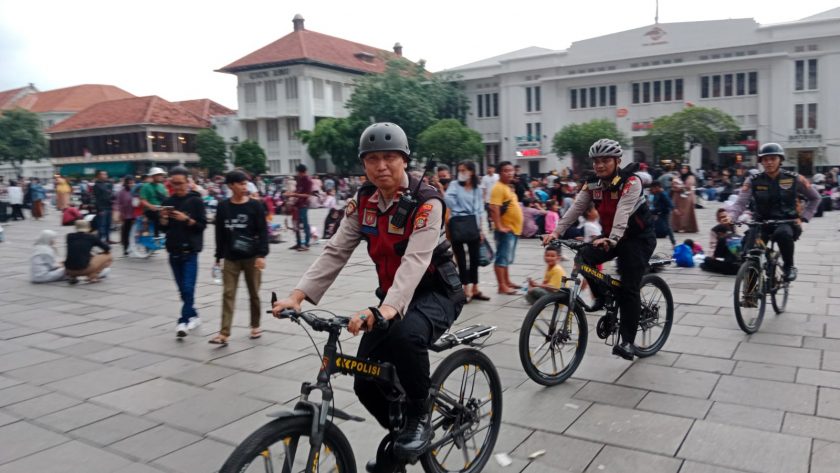 Guna memberikan rasa aman anggota Polresto Jakbar melakukan Patroli sepeda di kawasan Kota tua, Jakarta Barat. (Foto: Sumber Humas Res Jakbar)
