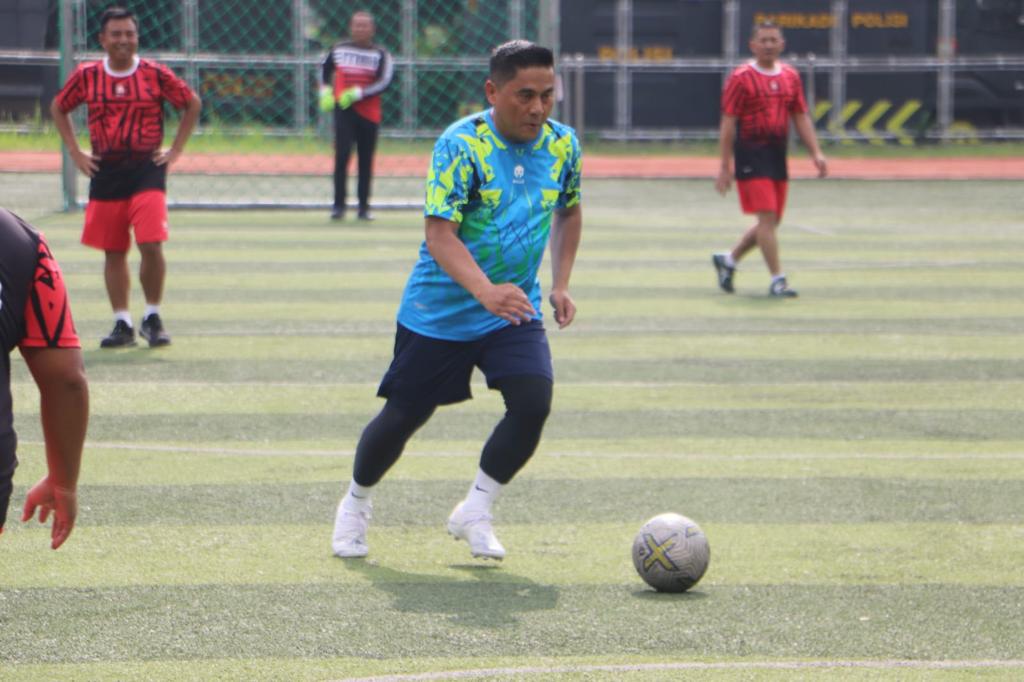 Kapolda Metro Jaya Terlihat ikut bermain Sepak Bola di lapangan presisi Polda Metro Jaya. (Foto: Fathar)