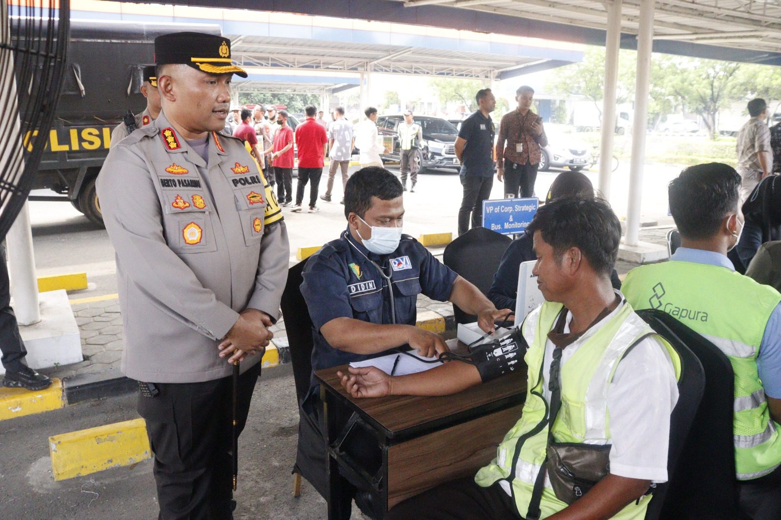 Kapolres Bandara Soetta Melakukan Pengecekan Langsung Terhadap Pemeriksaan Kesehatan Petugas Bandara. (Foto: Fathar)