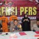 Kapolres Serang AKBP Yudha Satria, didampingi Kanit Pidum IPDA Iwan Rudini, dan Kasihumas IPTU Dedi Jumhaedi, sedang memberikan keterangan terkait kasus korban penipuan lowongan kerja. (Foto : Daeng Yusvin)