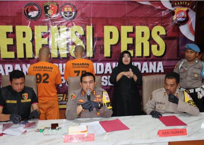 Kapolres Serang AKBP Yudha Satria, didampingi Kanit Pidum IPDA Iwan Rudini, dan Kasihumas IPTU Dedi Jumhaedi, sedang memberikan keterangan terkait kasus korban penipuan lowongan kerja. (Foto : Daeng Yusvin)