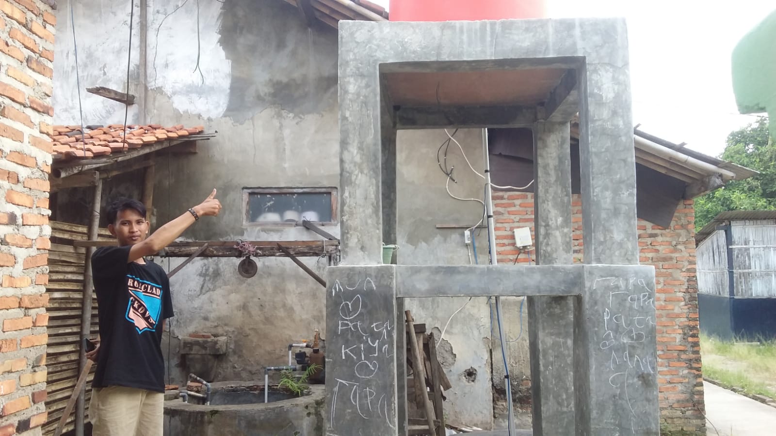 Keberadaan Sumur Timba dan Tower Penampungan Summer Sable (Satelit) yang Berada di Kampung Pelaukan Dusun I RT 004/002 Desa Karangrahayu, Kabupaten Bekasi. (Foto: Team Redaksi Triberita.com)