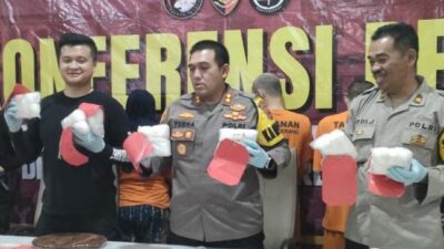 Kapolres Serang, AKBP Yudha Satria (tengah), didampingi Kasat Narkoba Polres Serang AKP Michael K Tendayu, sedang menunjukkan barang bukti 7 paket sabu seberat 4,7204 kilogram, berikut 3 paket sabu seberat 1 gram, 1 paket sabu seberat 71,12 gram, 7 paket sabu seberat 2,27 gram, dan 18 butir pil ekstasi, satu timbangan digital, 3 unit handphone, serta resi pengiriman paket dari Afganistan. (Foto: Daeng Yusvin)