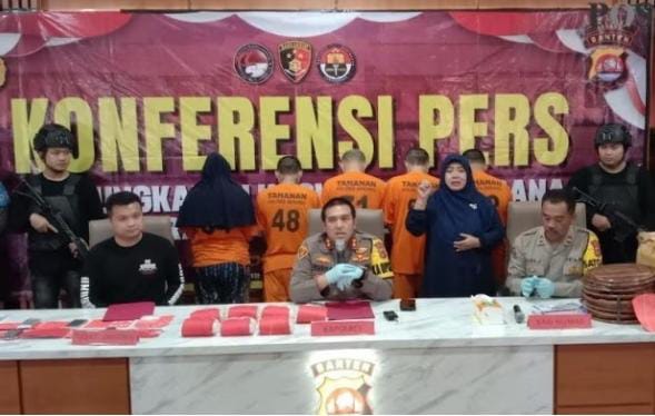 Kapolres Serang, AKBP Yudha Satria (tengah), didampingi Kasat Narkoba Polres Serang AKP Michael K Tendayu, sedang menunjukkan barang bukti 7 paket sabu seberat 4,7204 kilogram, berikut 3 paket sabu seberat 1 gram, 1 paket sabu seberat 71,12 gram, 7 paket sabu seberat 2,27 gram, dan 18 butir pil ekstasi, satu timbangan digital, 3 unit handphone, serta resi pengiriman paket dari Afganistan. (Foto: Daeng Yusvin)