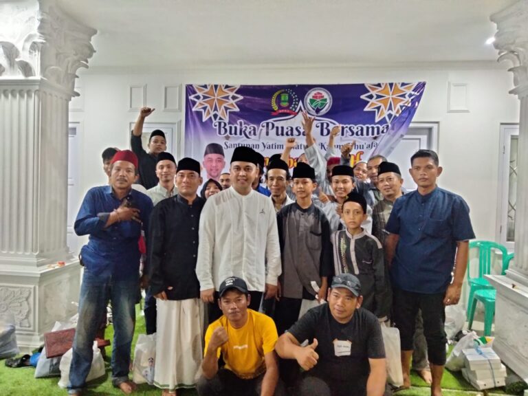 Anggota DPRD Kabupaten Karawang H. Oma Miharja Rizki (H. OMR) gelar acara bukber serta berikan santunan anak yatim dan berikan bantuan ke UMKM. (Foto: Andika)