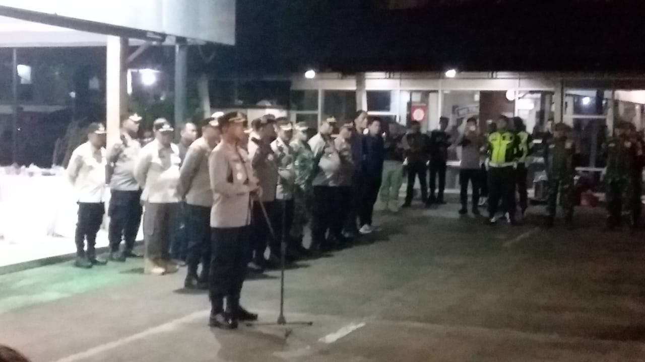 Kapolres Metro Bekasi, Kombes Pol Twedi Aditya Bennyahdi Beri Pengarahan kepada Personil di Apel Patroli Bersama di Mapolsek Cikarang Barat, Sabtu 15 April 2023. (Foto: Team Redaksi)