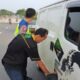 Jajaran Polsek Karawang, membantu sopir yang kehabisan BBM di Flyover Lamaran Atas, Kabupaten Karawang, Rabu 19 April 2023. (Foto: Andika)