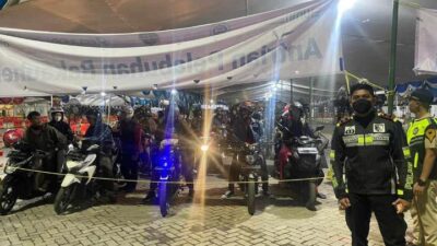 Pemudik menggunakan sepeda motor tujuan Pulau Sumatera melalui pelabuhan Ciwandan, Kota Cilegon, Provinsi Banten. (Foto: Daeng Yusvin)