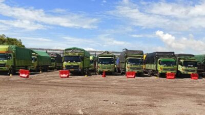 Kendaraan truk dengan tujuan Pulau Sumatera, sedang antre dilahan parkir di pelabuhan Ciwandan, Kota Cilegon, Provinsi Banten. (Foto: Daeng Yusvin)