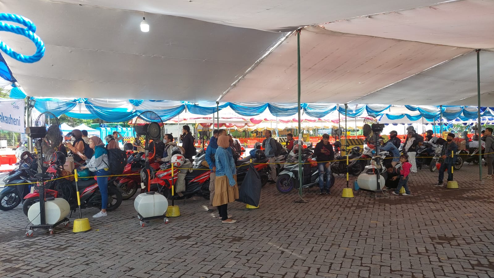 Pemudik menggunakan sepeda motor tujuan Pulau Sumatera melalui pelabuhan Ciwandan, Kota Cilegon, Provinsi Banten. (Foto: Daeng Yusvin)