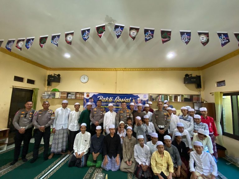 Satlantas Polres Bogor Yang di Pimpin Oleh Kasat Lantas AKP Dicky Anggi Prananta Memberikan Bantuan Berupa Sembako. (Foto: Sumber Humas Res Bogor)