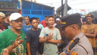 Kapolsek Cibeber Polres Cilegon, AKP Suhel, sedang memberikan penjelasan kepada puluhan supir-supir truk yang protes adanya penyekatan. Para supir meminta kepada petugas agar ada kebijakan dan toleransi dalam pelaksanaan penyekatan tersebut. (Foto: Daeng Yusvin)