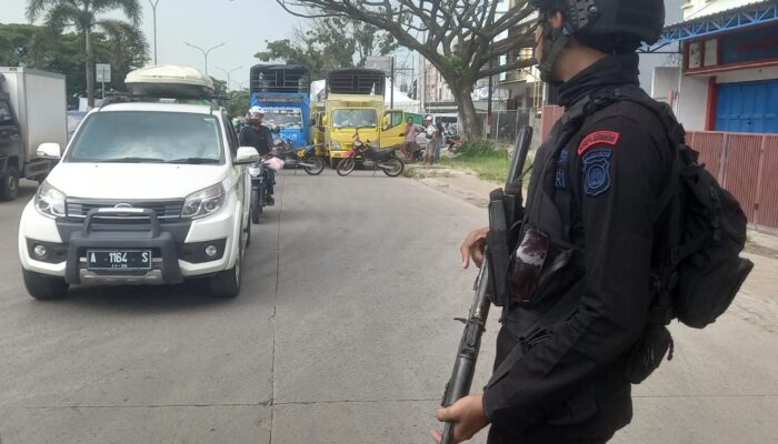 Puluhan Supir Truk Melakukan Aksi Protes Karena Terjadi Penyekatan Menuju Pelabuhan Ciwandan