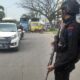 Anggota Brimob Polda Banten, lengkap degan senjata nampak siaga penuh dilokasi penyekatan kendaraan trukvdi sekitar Pospam IV di Jalan Lingkar Selatan (JLS) Kota Cilegon (Foto: Daeng Yusvin)