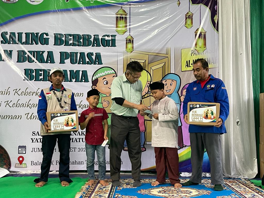 PT. Fajar Surya Wisesa Berikan santunan pada anak yatim. (Foto: Muh. Bakhtiar)