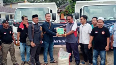 PT. Manggala Agung Perkasa membagikan 2.000 paket sembako di Kantor Desa Gandamekar Jalan H.Nilam No.1 Desa Ganda Mekar, Kecamatan Cikarang Barat, Kabupaten Bekasi. (Foto: Team Redaksi)