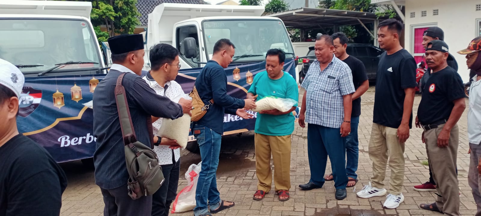 PT. Manggala Agung Perkasa membagikan 2.000 paket sembako di Kantor Desa Gandamekar Jalan H.Nilam No.1 Desa Ganda Mekar, Kecamatan Cikarang Barat, Kabupaten Bekasi. (Foto: Team Redaksi)