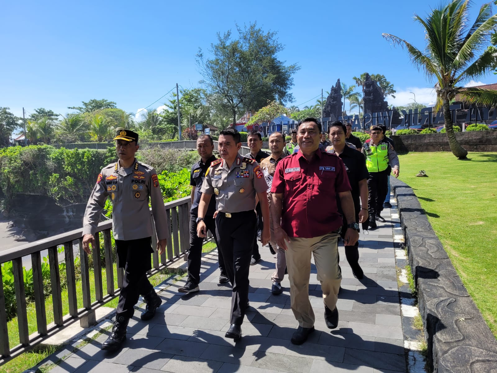Menjelang hari raya Idul Fitri 2023 sekretaris satgas saber pungli Irjen Pol Andry Wibowo memantau kesiapan pelayanan kepada para pemudik di pelabuhan Gilimanuk. (Foto: Team Redaksi)