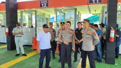 Menjelang hari raya Idul Fitri 2023 sekretaris satgas saber pungli Irjen Pol Andry Wibowo memantau kesiapan pelayanan kepada para pemudik di pelabuhan Gilimanuk. (Foto: Team Redaksi)
