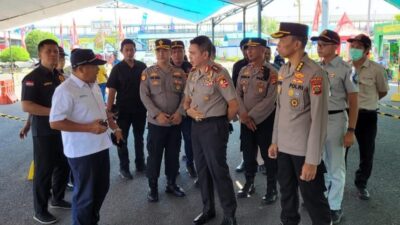 Menjelang hari raya Idul Fitri 2023 sekretaris satgas saber pungli Irjen Pol Andry Wibowo memantau kesiapan pelayanan kepada para pemudik di pelabuhan Gilimanuk. (Foto: Team Redaksi)