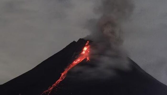 Gunung Merapi Luncurkan 23 Guguran Lava Pijar ke Arah Kali Bebeng dan Kali Boyong