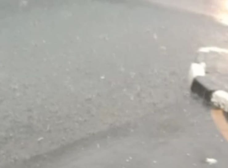 Warga Cikarang Barat di hebohkan fenomena hujan es Minggu petang, 2 April 2023. (Foto: Tiski)