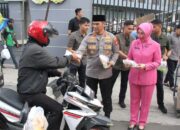 Kapolres Metro Jakarta Barat Bersama Bhayangkari Bagikan Takjil Kepada Pengendara Yang Melintas