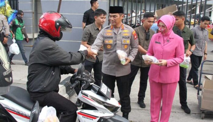 Kapolres Metro Jakarta Barat Bersama Bhayangkari Bagikan Takjil Kepada Pengendara Yang Melintas