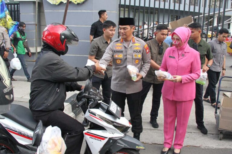 Kapolres Metro Jakarta Barat Kombes Pol M Syaduddi Bersama Ketua Cabang Bhayangkari Memberikan Takjil Kepada Pengendara Yang Melintas Depan Mako Polres Metro Jakarta Barat. (Foto: Sumber Humas Res Jakbar)